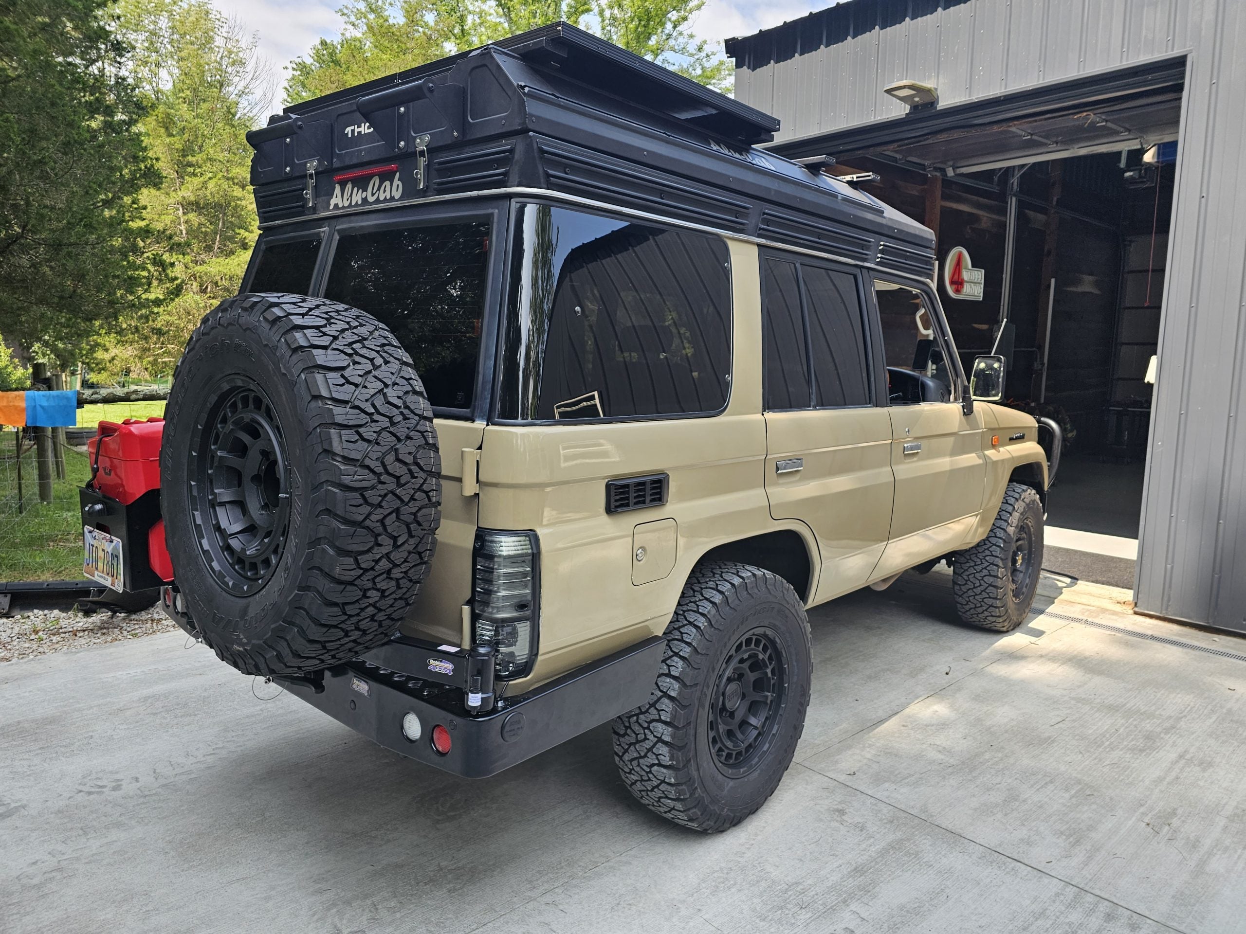 DOBINSONS REAR BAR LC 76 SERIES (542MM WING LENGTH) WITH JERRY CAN HOLDER AND SINGLE TIRE CARRIER (BW80-4133)