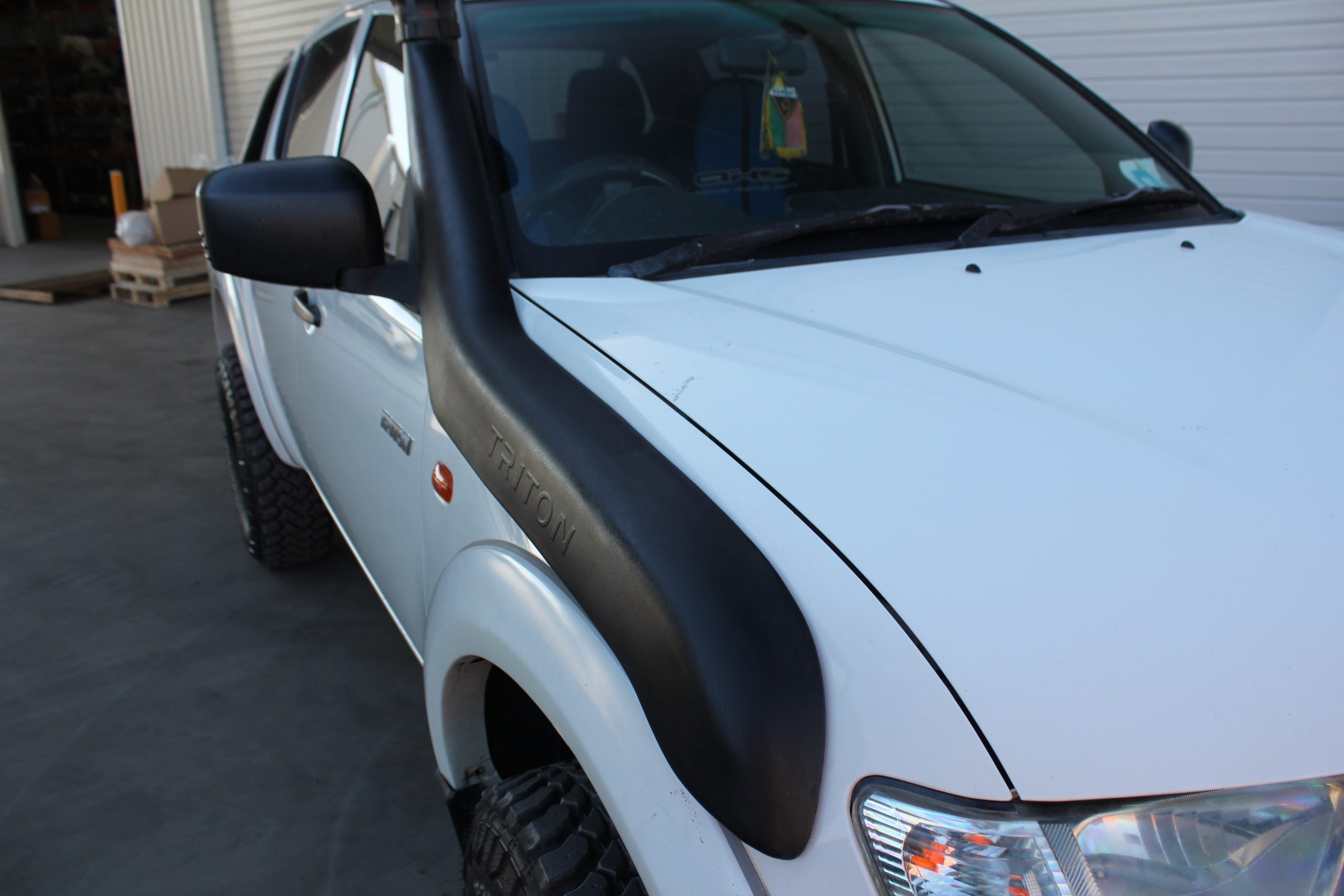 DOBINSONS SNORKEL KIT FOR MITSUBISHI TRITON L200 ML/MN 2.5L & 3.2L DIESEL - RIGHT SIDE MOUNT (SUITS MODELS WITH FLARES ONLY) - SN43-3329